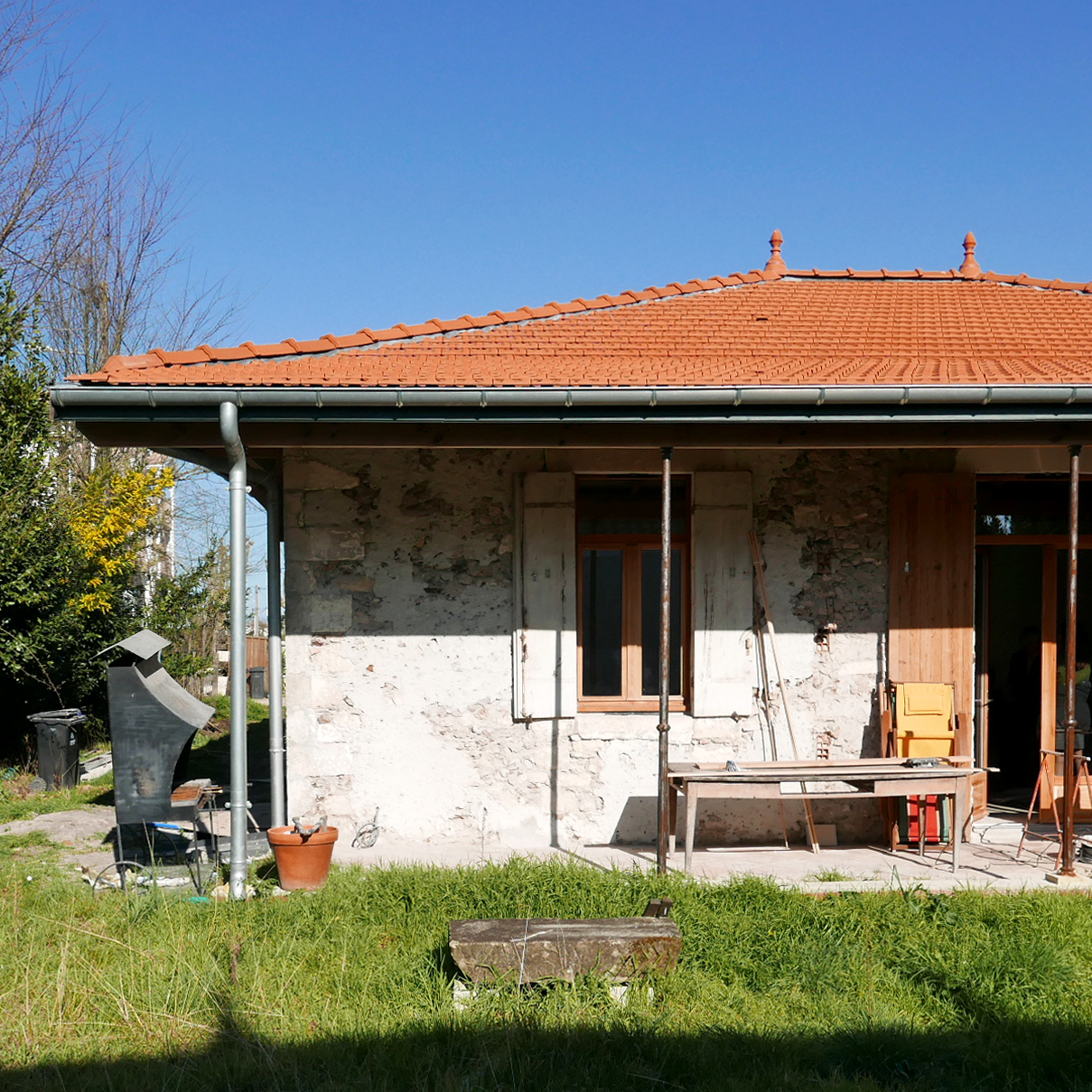 2025. Rénovation lourde d'une maison en autoconstruction - Arès (33) - La galerie ouverte sur le jardin - en cours.jpg
